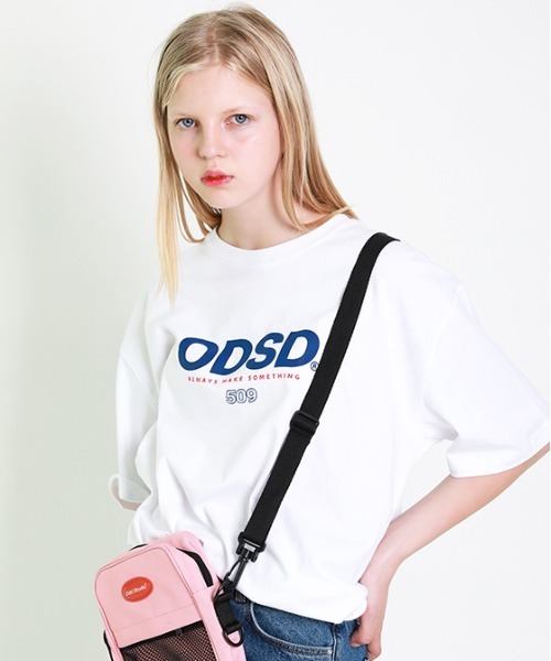 ODD STUDIO（オッドスタジオ）の「【ODD STUDIO】ODSD LOGO T-SHIRT / オッドスタジオ シグネチャー ロゴ Tシャツ（Tシャツ/カットソー・レディース・ホワイト/ブルー/ブラック/ネイビー/パープル/チャコールグレー/ブルーグレー/アイボリー・MEDIUM/LARGE）」の2枚目の写真