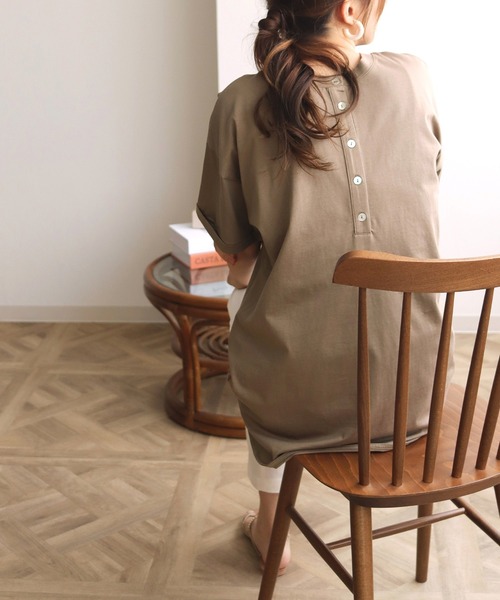 HER CLOSET（ハークローゼット）の「【HERCLOSET】ドライタッチコットン100%バックヘンリーTシャツ（Tシャツ/カットソー・レディース・ホワイト/ブラック/ピンク/ブルー/モカ・M）」の3枚目の写真