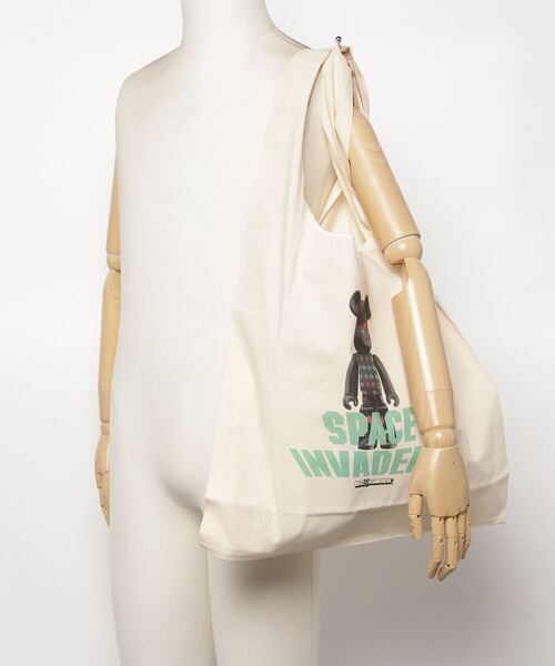MEDICOM TOY LIFE ENTERTAINMENT（メディコムトイライフエンターテイメント）の「MLE SPACE INVADERS "SHOPPING BAG"（エコバッグ/サブバッグ・メンズ・ホワイト/ブラック・FREE）」の12枚目の写真