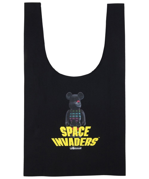 MEDICOM TOY LIFE ENTERTAINMENT（メディコムトイライフエンターテイメント）の「MLE SPACE INVADERS "SHOPPING BAG"（エコバッグ/サブバッグ・メンズ・ホワイト/ブラック・FREE）」の2枚目の写真