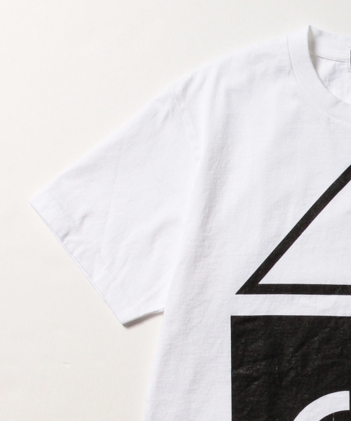 C.E（シーイー）の「C.E / COLOUR PLINTH ショートスリーブ Tシャツ（Tシャツ/カットソー・メンズ・ホワイト/ライトグレー・MEDIUM/SMALL/LARGE/X-LARGE）」の11枚目の写真