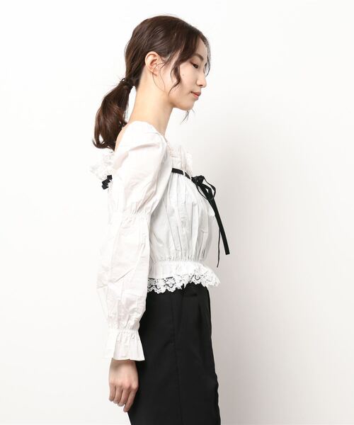 lissi Boutique（リージーブティック）の「【lissi Boutique】レース付き2WAYオフショルリボンパフスリーブトップス（シャツ/ブラウス・レディース・ホワイト・FREE）」の2枚目の写真