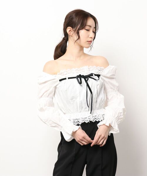 lissi Boutique（リージーブティック）の「【lissi Boutique】レース付き2WAYオフショルリボンパフスリーブトップス（シャツ/ブラウス・レディース・ホワイト・FREE）」の4枚目の写真