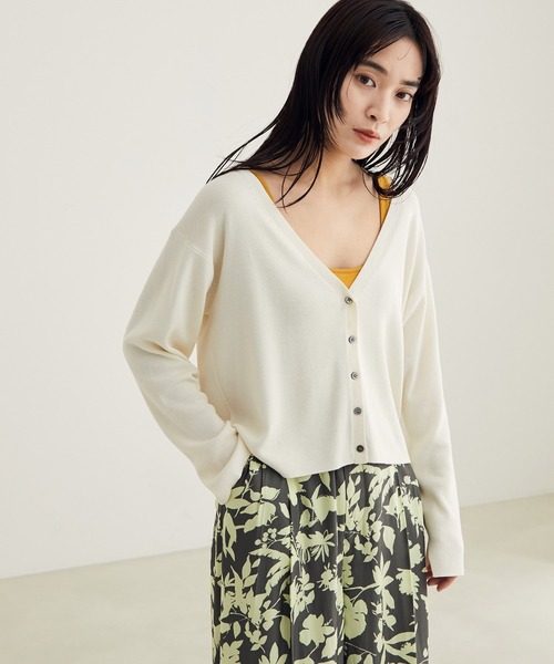 SALON adam et rope'（サロン アダム エ ロペ）の「【アンサンブル対応】Vネックショートカーディガン（カーディガン/ボレロ・レディース・ホワイト/ブラック/キャメル・FREE）」の2枚目の写真