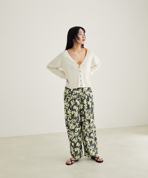 SALON adam et rope'（サロン アダム エ ロペ）の「【アンサンブル対応】Vネックショートカーディガン（カーディガン/ボレロ・レディース・ホワイト/ブラック/キャメル・FREE）」の7枚目の写真