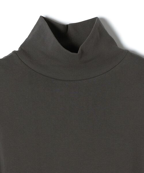 gicipi(ジチピ)の「gicipi:〈洗濯機可能〉SUALO ハイネックカットソー(Tシャツ/カットソー・レディース・ダークグレー/ホワイト・ONE SIZE)」の5枚目の写真