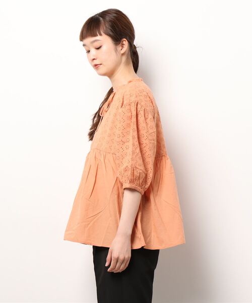 Right-on（ライトオン）の「【HONEYSUCKLE ROSE】カットワーク刺繍ブラウス（シャツ/ブラウス・レディース・オレンジ/ダークグレー/ホワイト・M/L）」の4枚目の写真