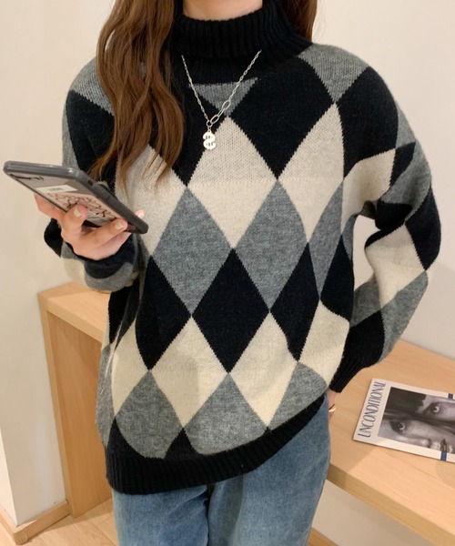ABITOKYO(アビトーキョー)の「ダイヤ柄ジャガードハイネックニットプルオーバー(ニット/セーター・レディース・チャコールグレー/ベージュ/ブラック・FREE)」の1枚目の写真