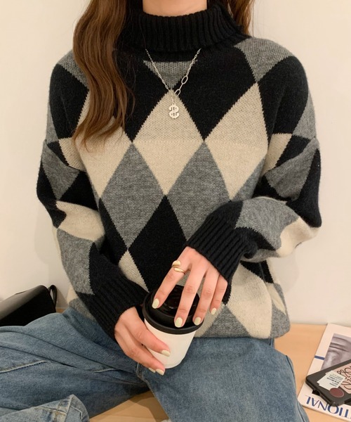 ABITOKYO(アビトーキョー)の「ダイヤ柄ジャガードハイネックニットプルオーバー(ニット/セーター・レディース・チャコールグレー/ベージュ/ブラック・FREE)」の9枚目の写真