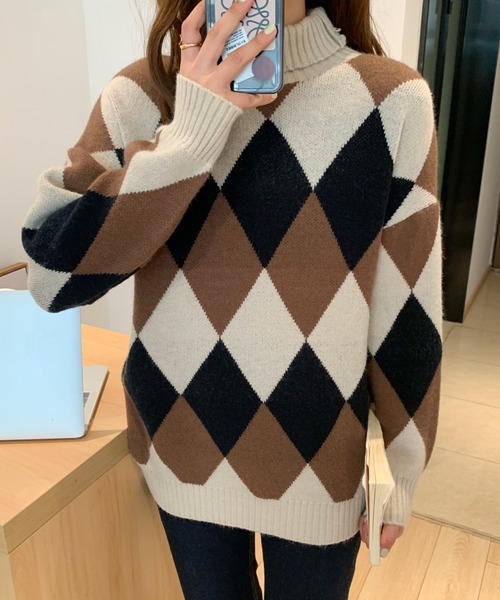 ABITOKYO(アビトーキョー)の「ダイヤ柄ジャガードハイネックニットプルオーバー(ニット/セーター・レディース・チャコールグレー/ベージュ/ブラック・FREE)」の4枚目の写真