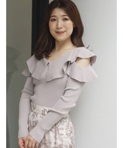 MERCURYDUO（マーキュリーデュオ）の「オープンショルダーラッフルリブニット（ニット/セーター・レディース・チャコールグレー/オフホワイト/ベビーピンク/ブラック/ピンク・FREE）」の5枚目の写真