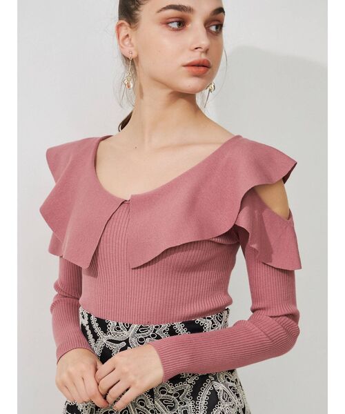 MERCURYDUO（マーキュリーデュオ）の「オープンショルダーラッフルリブニット（ニット/セーター・レディース・チャコールグレー/オフホワイト/ベビーピンク/ブラック/ピンク・FREE）」の4枚目の写真