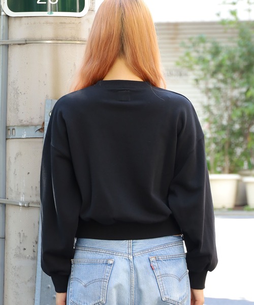 VANS(バンズ)の「VANS/バンズ W SHORT LENGTH CREW SWEAT スウェット(スウェット・レディース・オートミール/グリーン/ブラック・S/M)」の11枚目の写真