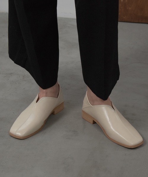 I_am(アイアム)の「front slit baboo shoes(パンプス・レディース・ブラック/アイボリー・S/M/L)」の1枚目の写真