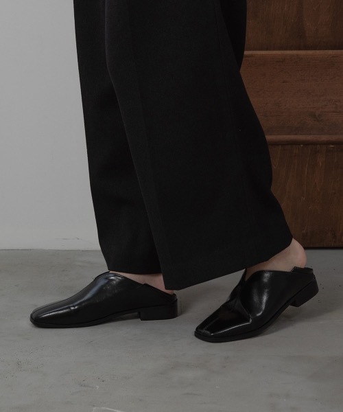 I_am(アイアム)の「front slit baboo shoes(パンプス・レディース・ブラック/アイボリー・S/M/L)」の4枚目の写真