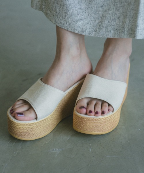 VANNIE U（ヴァニーユー）の「ライトウェッジサンダル（サンダル・レディース・アイボリー/ブラック・SMALL/MEDIUM/LARGE/LL）」の2枚目の写真