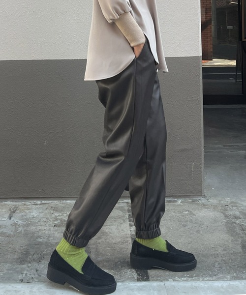 audrey and john wad(オードリーアンドジョンワッド)の「フェイクレザージョガーパンツ -洗濯機洗い可-(その他パンツ・レディース・キャメル/ダークブラウン/ブラック・S/M)」の20枚目の写真