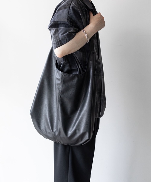 ATTACHMENT シンセティックレザー ショルダーショッピングバッグ 直営店・ZOZOTOWN限定 】シンセティックレザー ショルダー