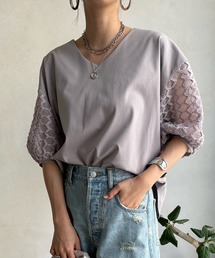 DouDou（ドゥドゥ）の「【WEB限定】袖レースVネックトップス（Tシャツ/カットソー）」
