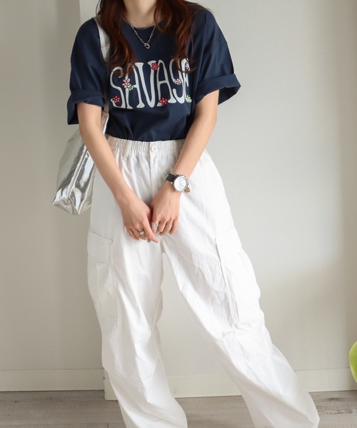 COURO（コウロ）の「フラワー刺繍Tシャツ（Tシャツ/カットソー・レディース・ネイビー/ホワイト/ブラック/オートミール・L/M）」の6枚目の写真