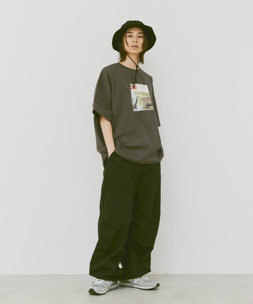 flaner（フラネ）の「Loose dinosaur print Tee/ルーズダイナソープリントT（Tシャツ/カットソー・レディース・ホワイト/チャコールグレー・MEDIUM/LARGE）」の8枚目の写真