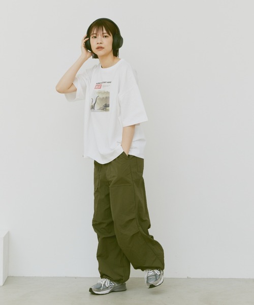 flaner（フラネ）の「Loose dinosaur print Tee/ルーズダイナソープリントT（Tシャツ/カットソー・レディース・ホワイト/チャコールグレー・MEDIUM/LARGE）」の13枚目の写真