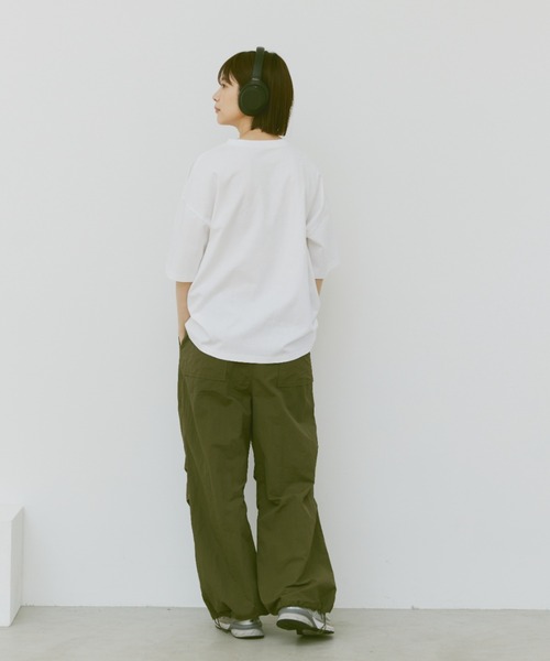 flaner（フラネ）の「Loose dinosaur print Tee/ルーズダイナソープリントT（Tシャツ/カットソー・レディース・ホワイト/チャコールグレー・MEDIUM/LARGE）」の4枚目の写真