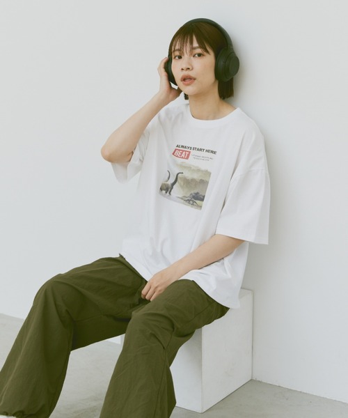 flaner（フラネ）の「Loose dinosaur print Tee/ルーズダイナソープリントT（Tシャツ/カットソー・レディース・ホワイト/チャコールグレー・MEDIUM/LARGE）」の12枚目の写真