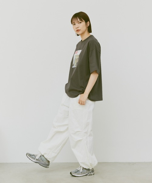 flaner（フラネ）の「Loose dinosaur print Tee/ルーズダイナソープリントT（Tシャツ/カットソー・レディース・ホワイト/チャコールグレー・MEDIUM/LARGE）」の5枚目の写真