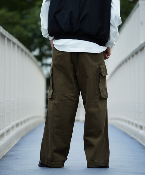 FREAK'S STORE（フリークスストア）の「KONECO/コネーソ ワイドシルエット M-47カーゴパンツ（カーゴパンツ・メンズ・ブラック/オリーブ・MEDIUM/LARGE）」の8枚目の写真