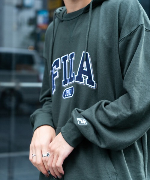 FILA(フィラ)の「【FILA/フィラ】カレッジワッペン ビッグシルエット ドロップショルダー フーディー パーカー(パーカー・メンズ・カーキ/ブルー・MEDIUM/LARGE/X-LARGE)」の10枚目の写真