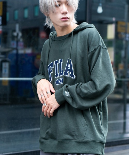 FILA(フィラ)の「【FILA/フィラ】カレッジワッペン ビッグシルエット ドロップショルダー フーディー パーカー(パーカー・メンズ・カーキ/ブルー・MEDIUM/LARGE/X-LARGE)」の9枚目の写真