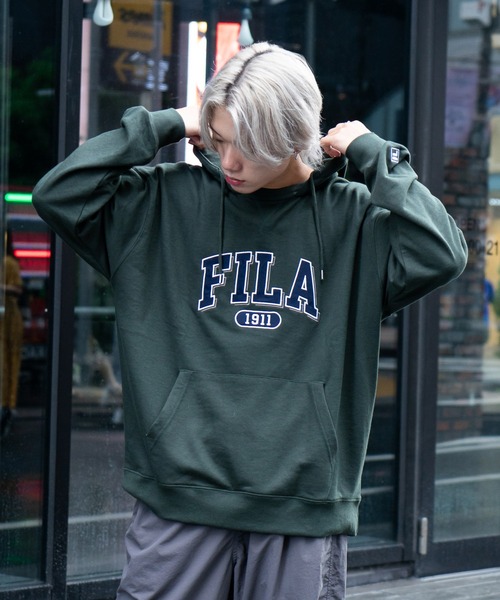 FILA(フィラ)の「【FILA/フィラ】カレッジワッペン ビッグシルエット ドロップショルダー フーディー パーカー(パーカー・メンズ・カーキ/ブルー・MEDIUM/LARGE/X-LARGE)」の5枚目の写真