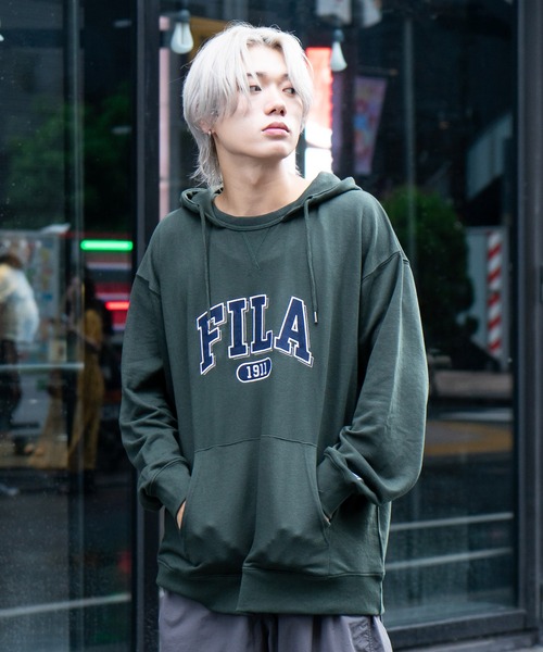 FILA(フィラ)の「【FILA/フィラ】カレッジワッペン ビッグシルエット ドロップショルダー フーディー パーカー(パーカー・メンズ・カーキ/ブルー・MEDIUM/LARGE/X-LARGE)」の4枚目の写真
