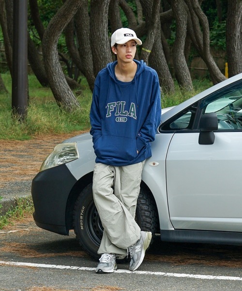 FILA(フィラ)の「【FILA/フィラ】カレッジワッペン ビッグシルエット ドロップショルダー フーディー パーカー(パーカー・メンズ・カーキ/ブルー・MEDIUM/LARGE/X-LARGE)」の12枚目の写真