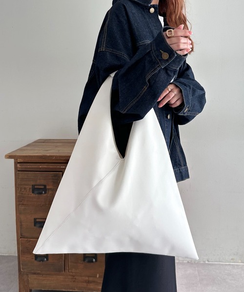 DISCOAT（ディスコート）の「[A4・軽量]トライアングルトートバッグ（ショルダーバッグ・レディース・アイボリー/キャメル/ブラック・FREE）」の4枚目の写真