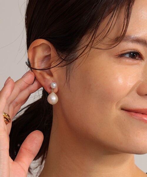 Demi-Luxe BEAMS(デミルクス ビームス)の「ダブル淡水パール イヤリング(イヤリング・レディース・ゴールド・ONE SIZE)」の5枚目の写真