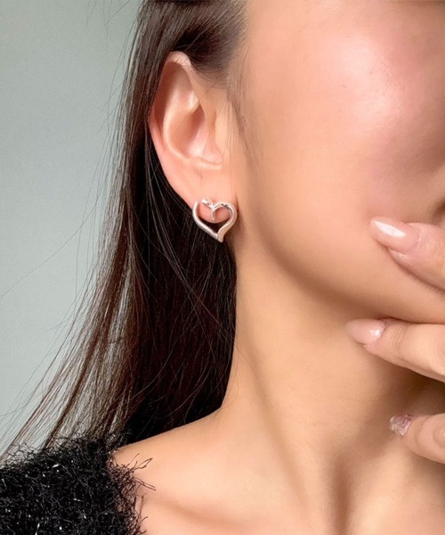 emouv by est(エモーヴバイエスト)の「emouv by est シンプルハートピアス(ピアス(両耳用)・レディース・ゴールド/シルバー・FREE)」の1枚目の写真