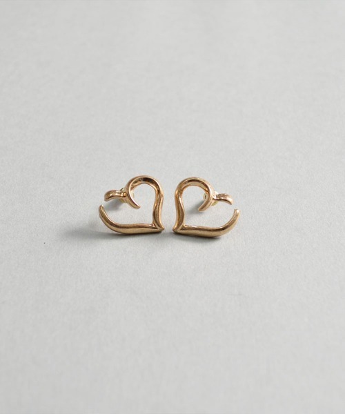 emouv by est(エモーヴバイエスト)の「emouv by est シンプルハートピアス(ピアス(両耳用)・レディース・ゴールド/シルバー・FREE)」の2枚目の写真