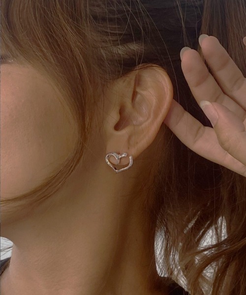 emouv by est(エモーヴバイエスト)の「emouv by est シンプルハートピアス(ピアス(両耳用)・レディース・ゴールド/シルバー・FREE)」の5枚目の写真