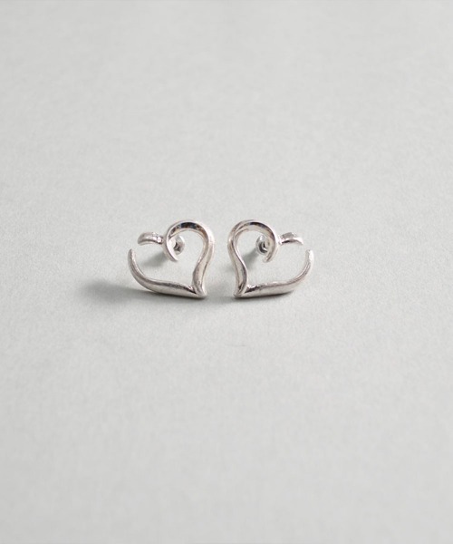 emouv by est(エモーヴバイエスト)の「emouv by est シンプルハートピアス(ピアス(両耳用)・レディース・ゴールド/シルバー・FREE)」の8枚目の写真
