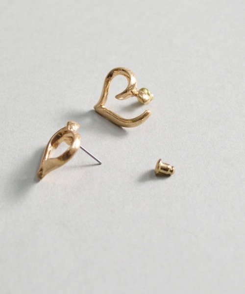 emouv by est(エモーヴバイエスト)の「emouv by est シンプルハートピアス(ピアス(両耳用)・レディース・ゴールド/シルバー・FREE)」の9枚目の写真