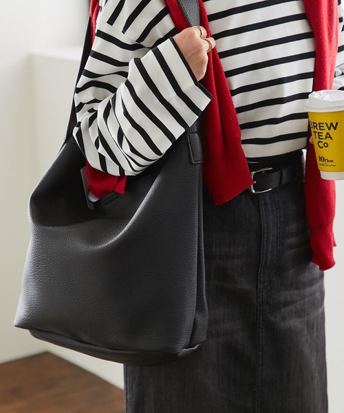 un dix cors（アンディコール）の「フェイクレザーショルダーバッグ（ショルダーバッグ・レディース・ブラック/アイボリー・FREE）」の2枚目の写真