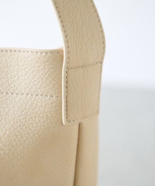 un dix cors（アンディコール）の「フェイクレザーショルダーバッグ（ショルダーバッグ・レディース・ブラック/アイボリー・FREE）」の6枚目の写真