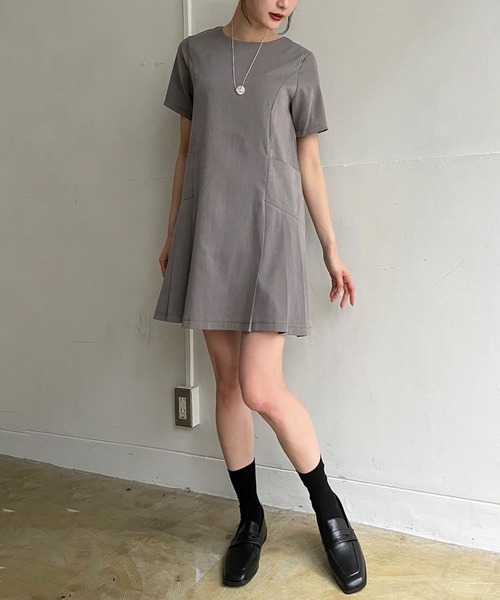 Jewelobe(ジュエローブ)の「サイドプリーツミニワンピース(ワンピース・レディース・ブラック/グレー・FREE)」の5枚目の写真