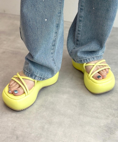 Alley by w closet(アリーバイダブルクローゼット)の「【Alley】厚底チューブサンダル(サンダル・レディース・イエロー/ブラック/オフホワイト・L/M)」の18枚目の写真