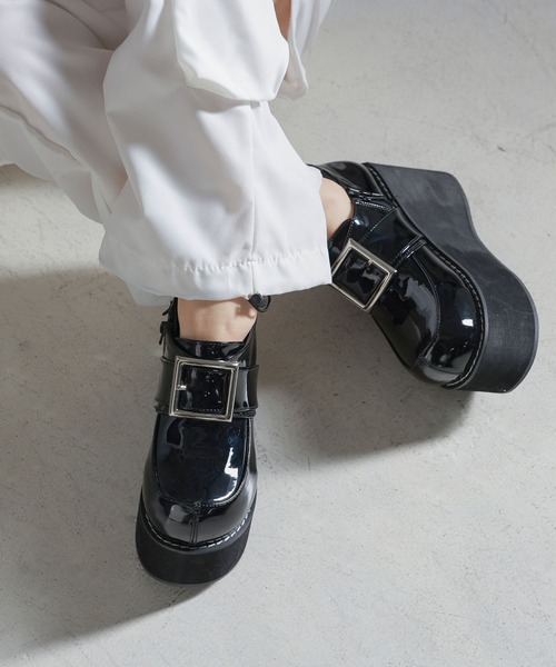 Diable baiser(ディアブルベーゼ)の「厚底バルキーバックルパンプス(パンプス・レディース・ブラック系その他/ブラック/ホワイト・22.5cm/23cm/23.5cm/24cm/24.5cm/25cm/25.5cm)」の3枚目の写真
