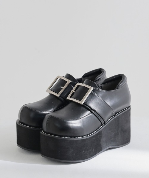 Diable baiser(ディアブルベーゼ)の「厚底バルキーバックルパンプス(パンプス・レディース・ブラック系その他/ブラック/ホワイト・22.5cm/23cm/23.5cm/24cm/24.5cm/25cm/25.5cm)」の2枚目の写真