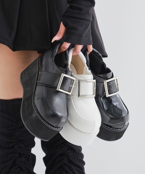 Diable baiser(ディアブルベーゼ)の「厚底バルキーバックルパンプス(パンプス・レディース・ブラック系その他/ブラック/ホワイト・22.5cm/23cm/23.5cm/24cm/24.5cm/25cm/25.5cm)」の15枚目の写真