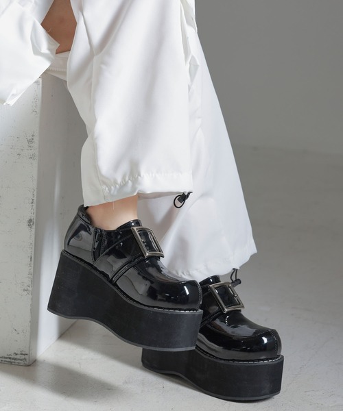 Diable baiser(ディアブルベーゼ)の「厚底バルキーバックルパンプス(パンプス・レディース・ブラック系その他/ブラック/ホワイト・22.5cm/23cm/23.5cm/24cm/24.5cm/25cm/25.5cm)」の9枚目の写真